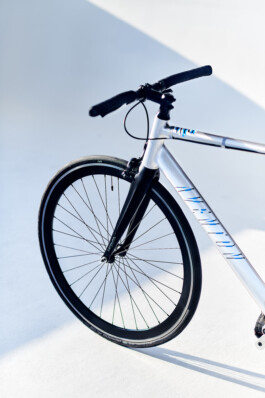 Modernes City-Fahrrad mit leichtem Rahmen und puristischem Design – ideales Urban Bike für Pendler und stilbewusste Radfahrer. 