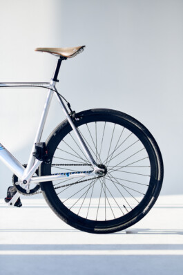 Modernes City-Fahrrad mit leichtem Rahmen und puristischem Design – ideales Urban Bike für Pendler und stilbewusste Radfahrer. 