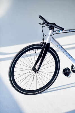 Modernes City-Fahrrad mit leichtem Rahmen und puristischem Design – ideales Urban Bike für Pendler und stilbewusste Radfahrer. 