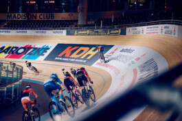 Bahnradfahrer im Rennen auf einer steilen Holzradbahn bei einem internationalen Bahnrad-Event in Berlin. 