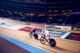 Bahnradfahrer im Rennen auf einer steilen Holzradbahn bei einem internationalen Bahnrad-Event in Berlin. 