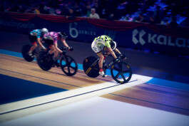 Bahnradfahrer im Rennen auf einer steilen Holzradbahn bei einem internationalen Bahnrad-Event in Berlin. 