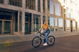 Radfahrer befestigt sein Smartphone an einer modernen Lenker-Halterung – smartes Zubehör für urbane Mobilität und Fahrrad-Navigation. 