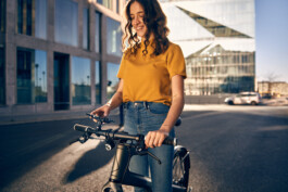 Radfahrer befestigt sein Smartphone an einer modernen Lenker-Halterung – smartes Zubehör für urbane Mobilität und Fahrrad-Navigation. 