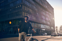 Radfahrer befestigt sein Smartphone an einer modernen Lenker-Halterung – smartes Zubehör für urbane Mobilität und Fahrrad-Navigation. 