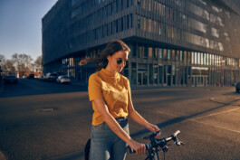 Radfahrer befestigt sein Smartphone an einer modernen Lenker-Halterung – smartes Zubehör für urbane Mobilität und Fahrrad-Navigation. 