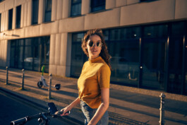 Radfahrer befestigt sein Smartphone an einer modernen Lenker-Halterung – smartes Zubehör für urbane Mobilität und Fahrrad-Navigation. 