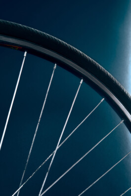 Nahaufnahme eines silbernen Vintage Raleigh Rennrad-Rahmens mit Reynolds 531 Rohrsatz-Sticker und klassischem schwarzem Logo-Schriftzug. 