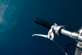 Nahaufnahme eines silbernen Vintage Raleigh Rennrad-Rahmens mit Reynolds 531 Rohrsatz-Sticker und klassischem schwarzem Logo-Schriftzug. 