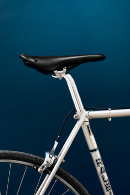 Nahaufnahme eines silbernen Vintage Raleigh Rennrad-Rahmens mit Reynolds 531 Rohrsatz-Sticker und klassischem schwarzem Logo-Schriftzug. 