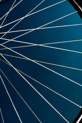 Nahaufnahme eines silbernen Vintage Raleigh Rennrad-Rahmens mit Reynolds 531 Rohrsatz-Sticker und klassischem schwarzem Logo-Schriftzug. 