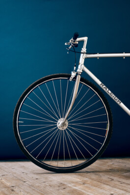 Nahaufnahme eines silbernen Vintage Raleigh Rennrad-Rahmens mit Reynolds 531 Rohrsatz-Sticker und klassischem schwarzem Logo-Schriftzug. 